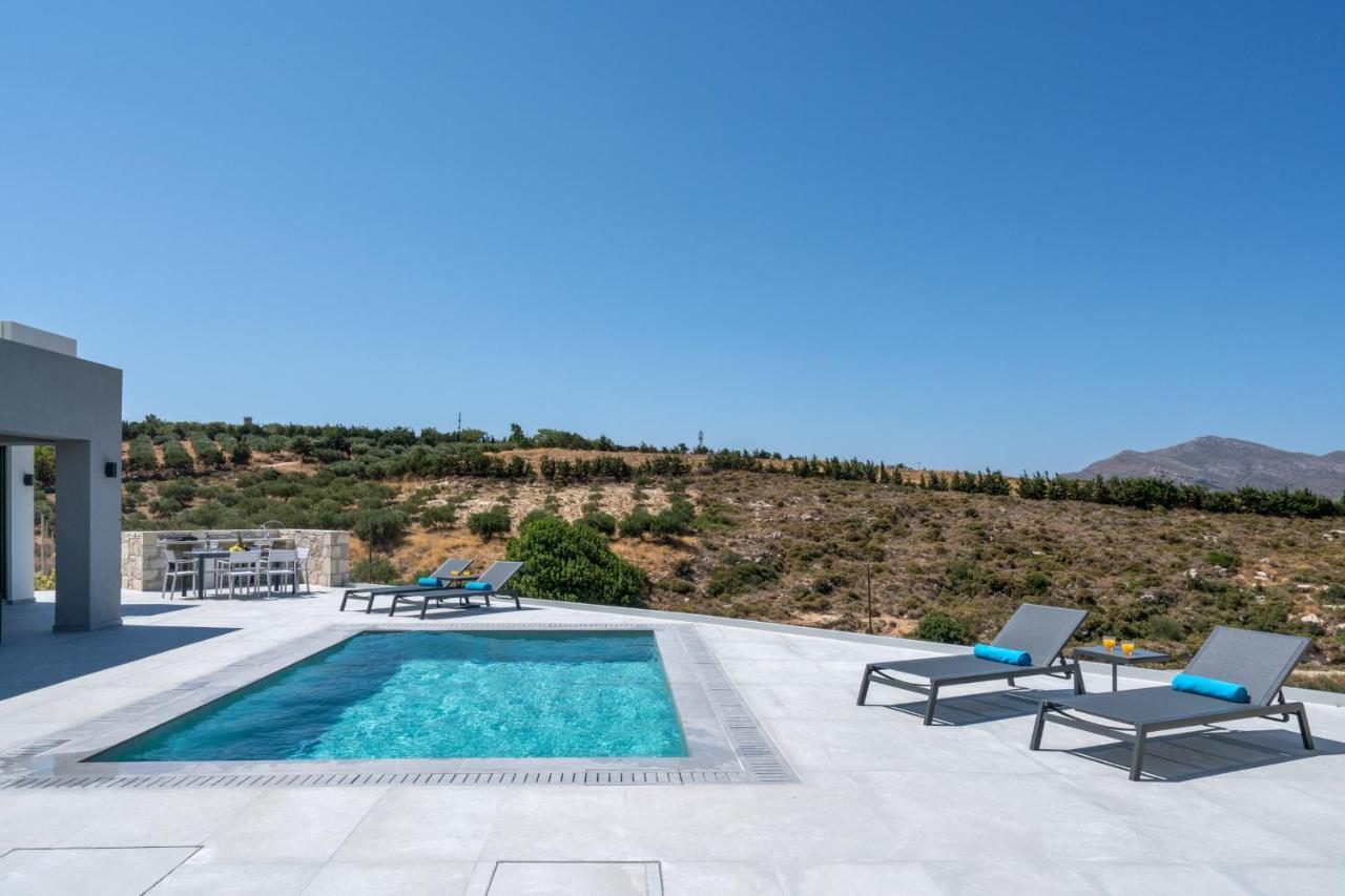 Villa Luxurious Cretan Aura With Private Heated Pool, Jacuzzi And Playroom *